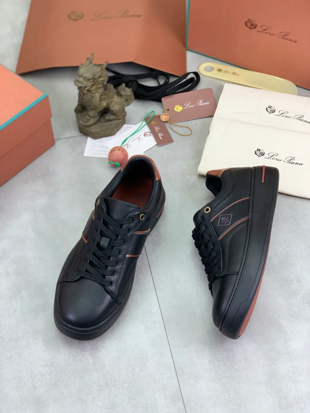 Men's men's shoes 💰P560 New style 💰High quality The latest casual shoes Loro Piana 💯Top grade💯Buy the original copy💯 Founded the existing Loro Piana company on April 24, 1924. It is now the sixth generation of family business, providing top quality products to customers who are discerning in taste and quality. Imported original fly woven fabric with cowhide fabric, plain calfskin lining. Hand-sewn thread with cowhide feet. Original packaging. Number of yards: 38-44 (customized for 45 and 46). 2️⃣ colors available.